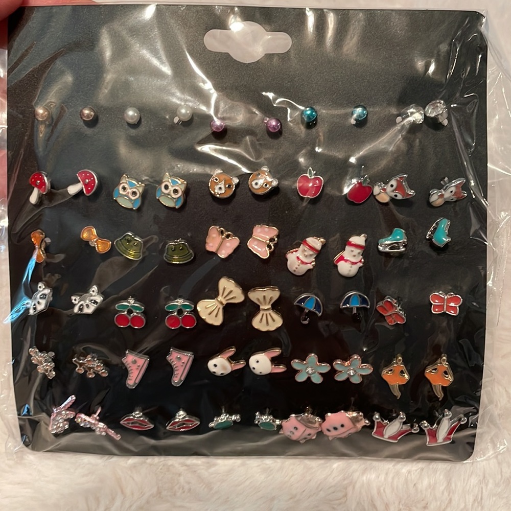 Set of 30 pieced earrings NIB